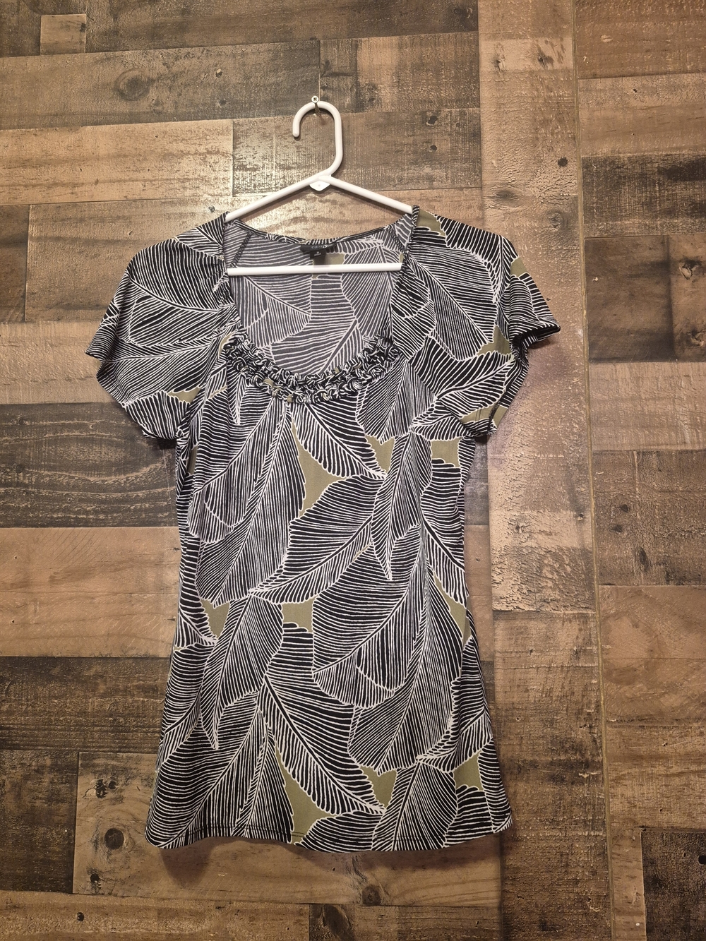 Women’s Black & Olive Leaf Print Scoop Neck Top EAST 5TH BRAND SIZE SMALL